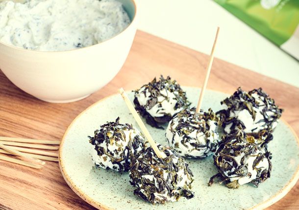 Goat’s cheese balls rolled and cream dip with Bao Zhong Impérial